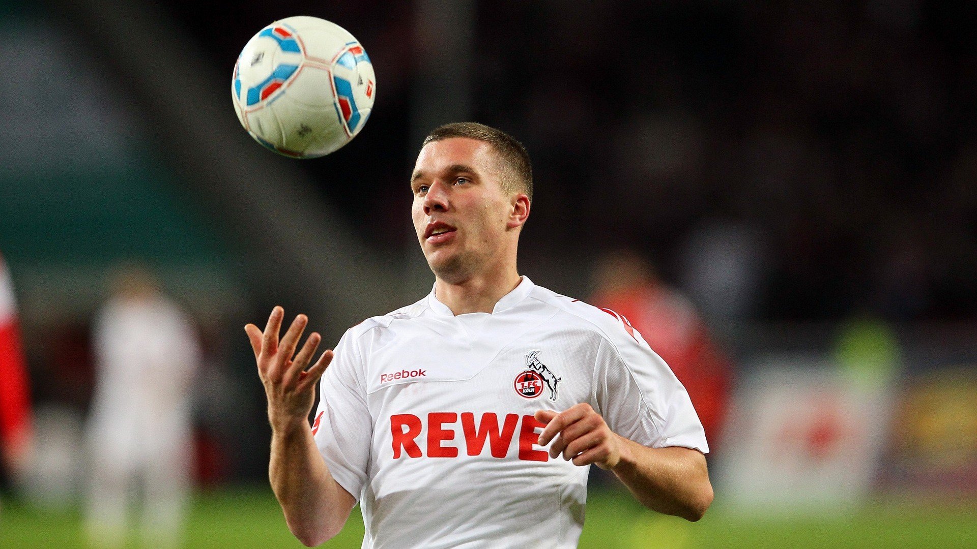 “青少年足球联赛激烈激战，涌现多位新星”，青少年足球大赛